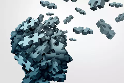 Hoofd dat uiteenvalt met puzzelstukjes